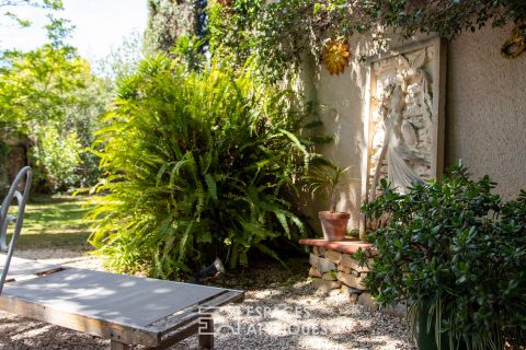 Maison atypique bâtie de pierre avec jardin