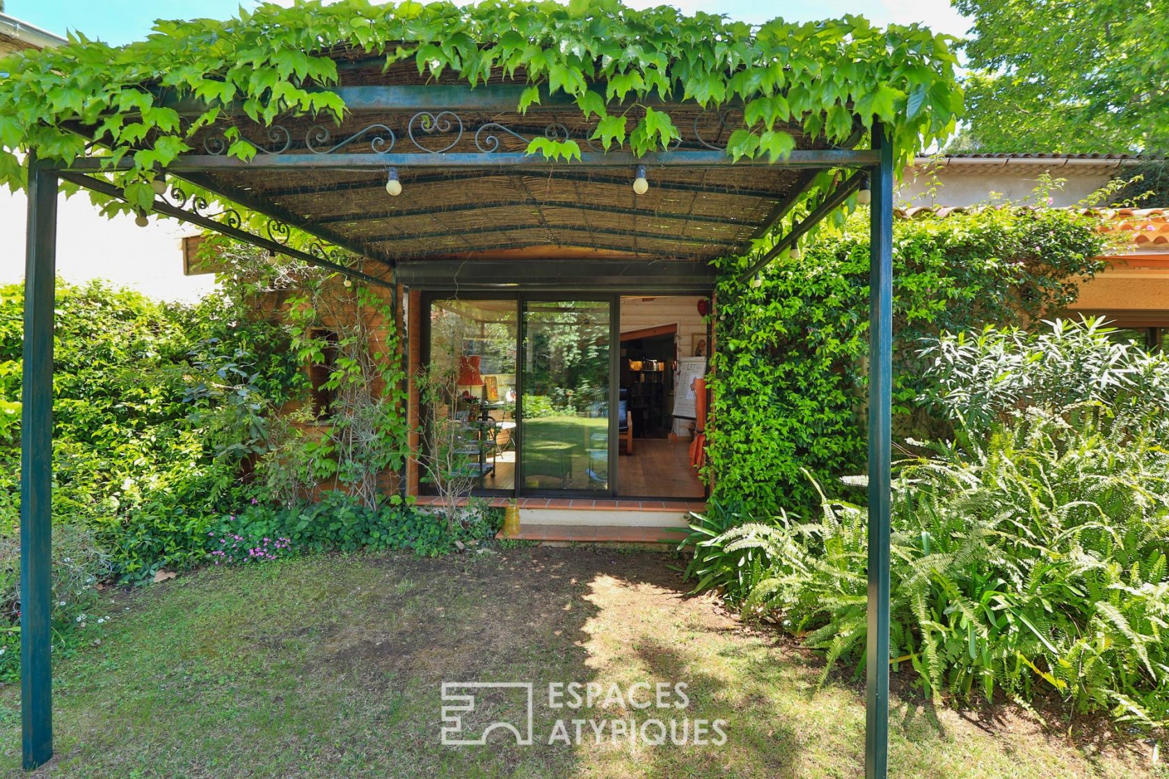 Maison atypique bâtie de pierre avec jardin
