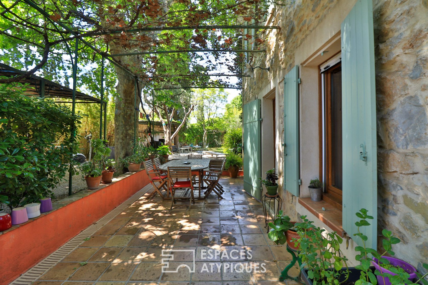 Maison atypique bâtie de pierre avec jardin