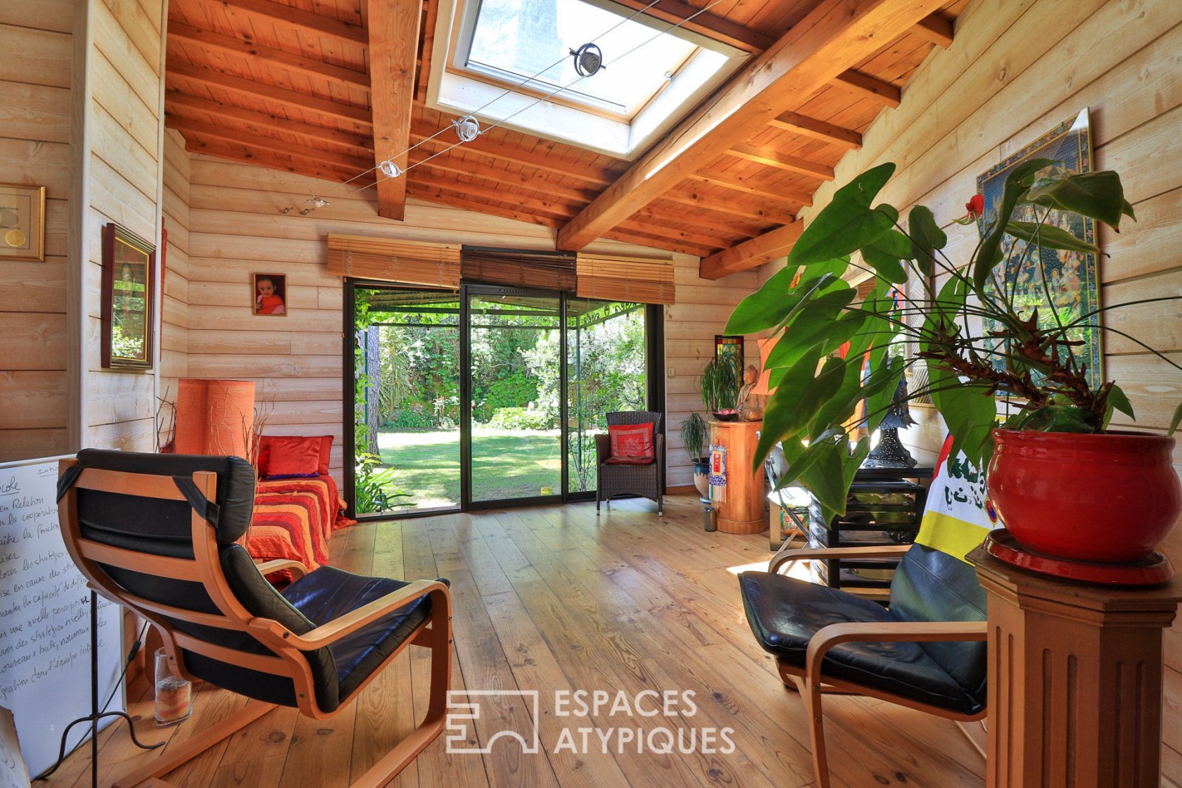 Maison atypique bâtie de pierre avec jardin