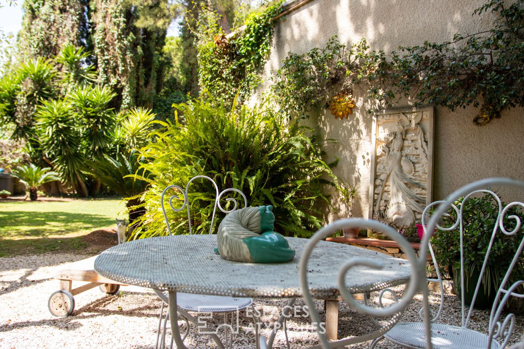 Maison atypique bâtie de pierre avec jardin