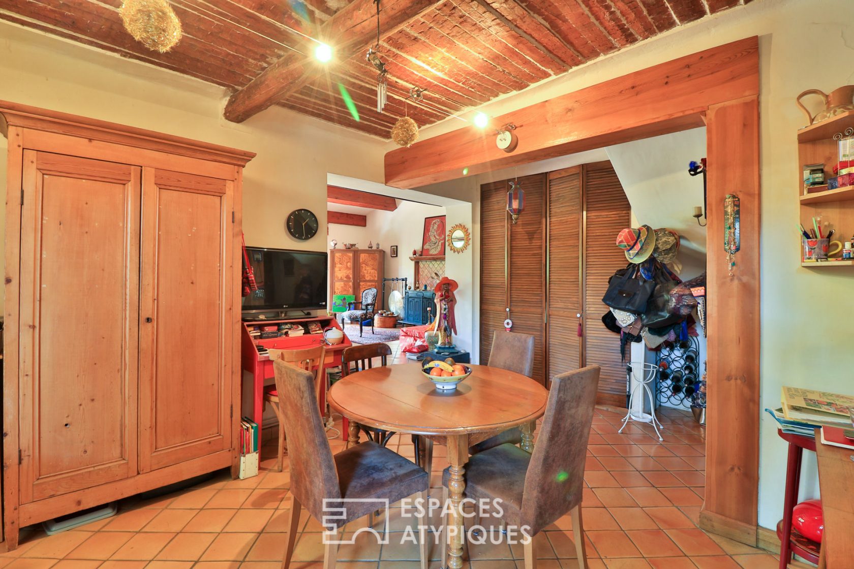 Maison atypique bâtie de pierre avec jardin