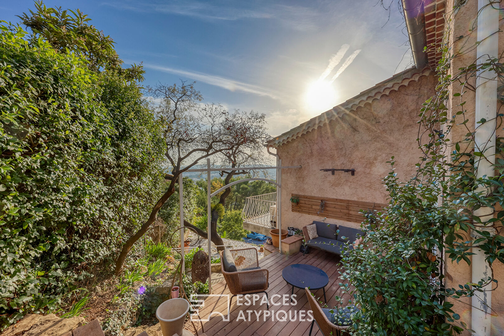 Renovated villa with panoramic view of Toulon harbor
