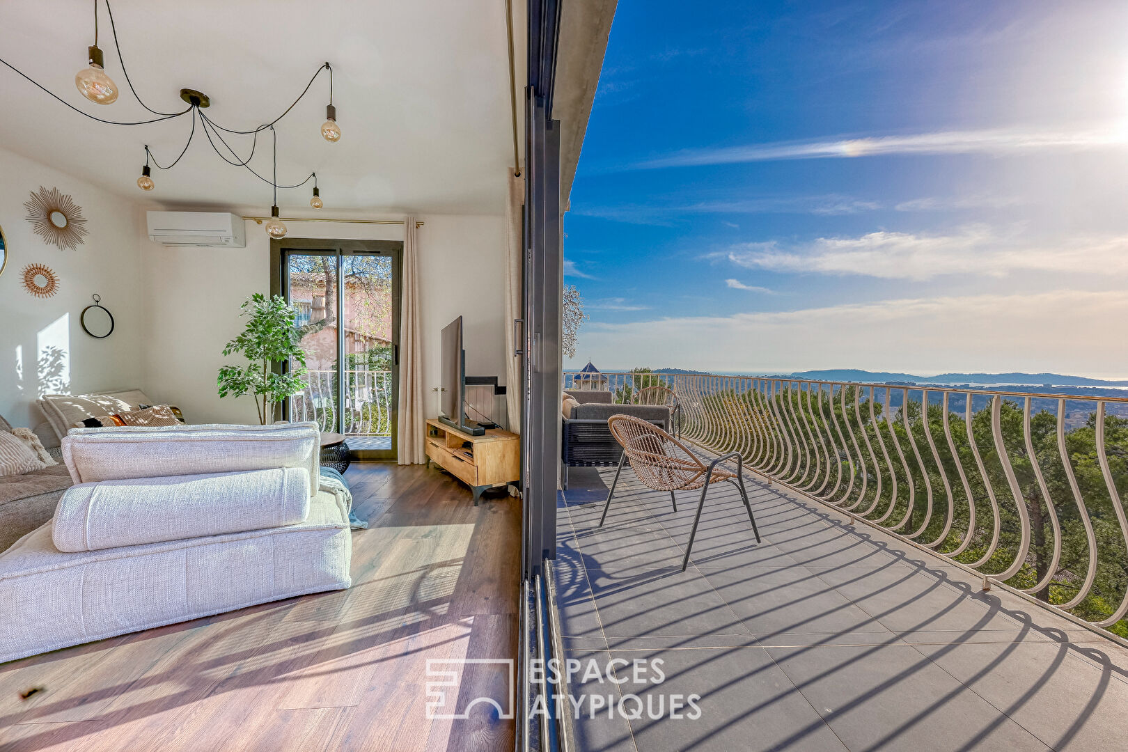 Renovated villa with panoramic view of Toulon harbor