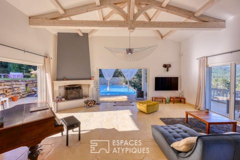 Villa contemporaine avec piscine et vue panoramique
