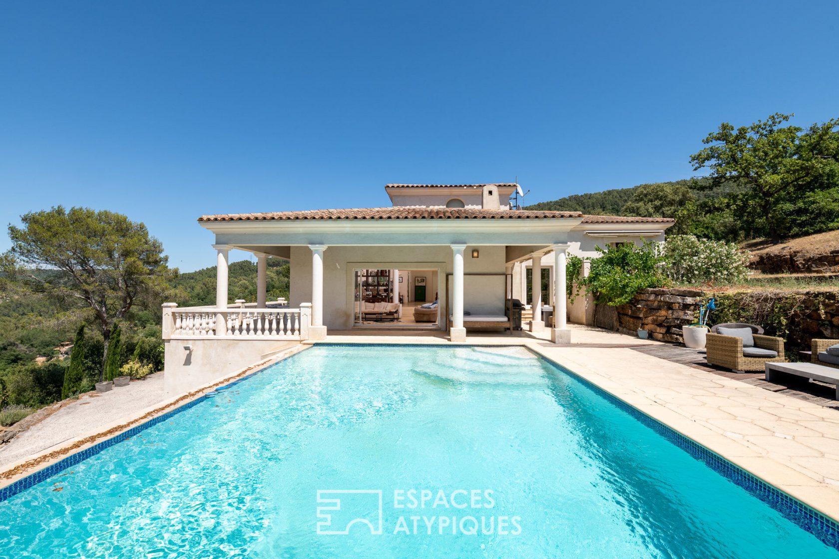 Contemporary house large volumes 250 m2 on 5000 m