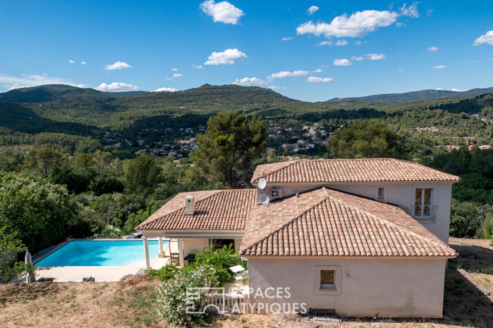 Contemporary house large volumes 250 m2 on 5000 m