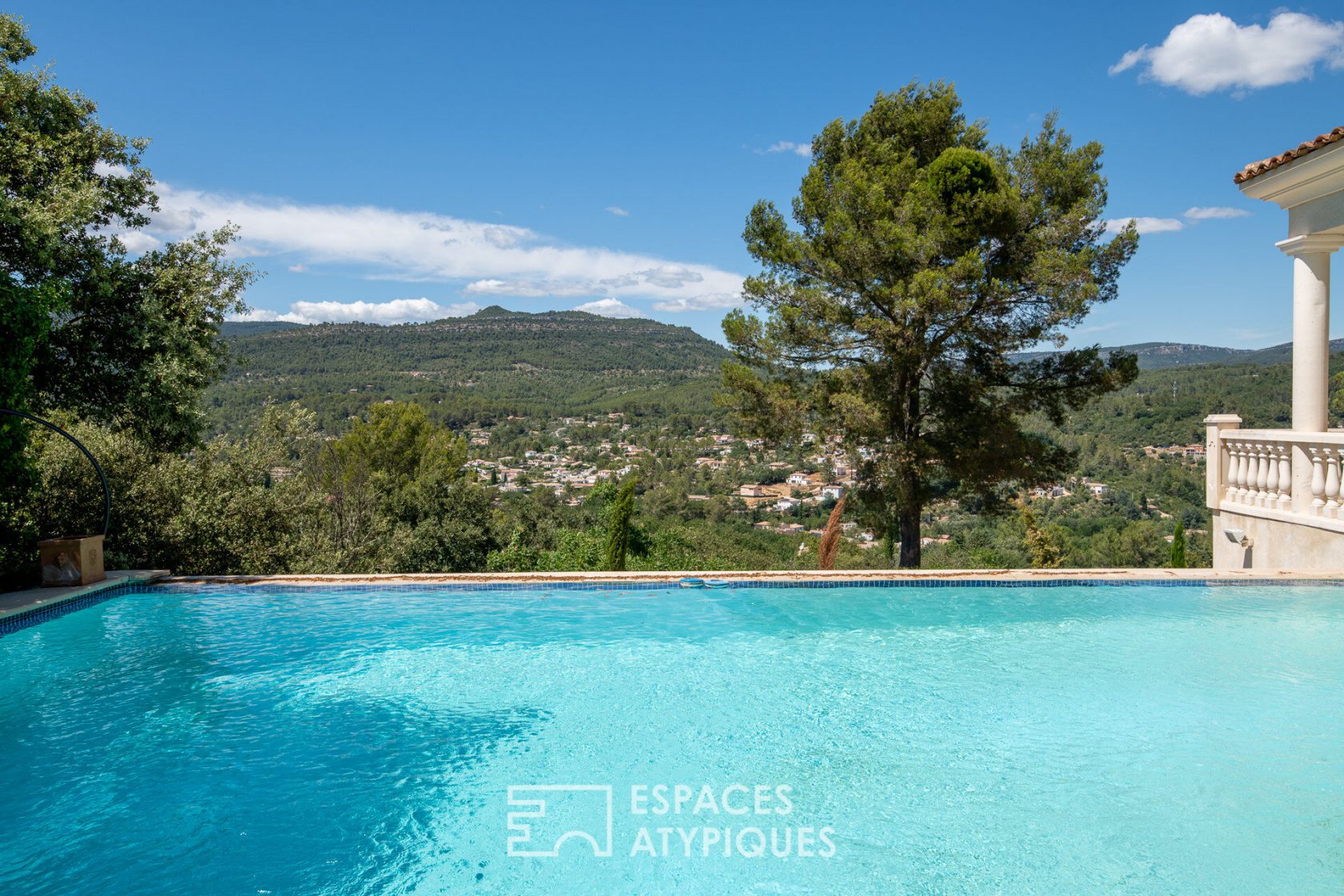 Contemporary house large volumes 250 m2 on 5000 m