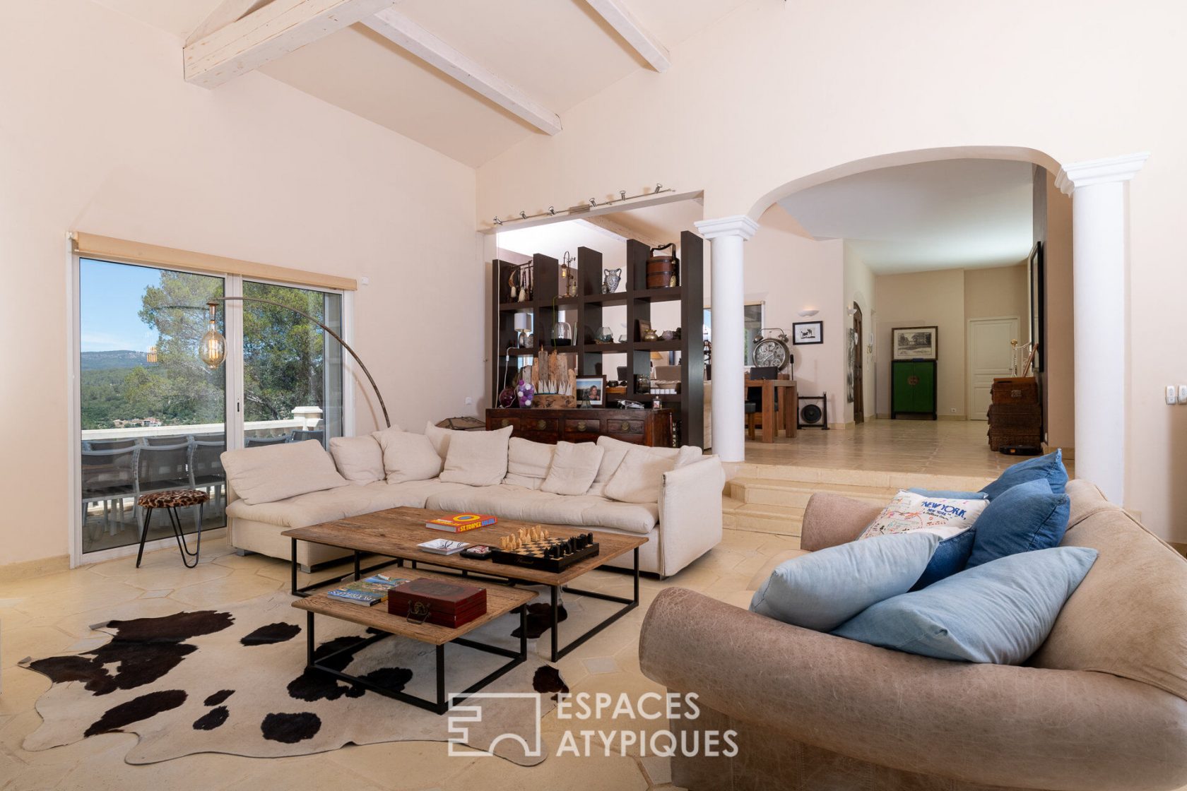 Contemporary house large volumes 250 m2 on 5000 m