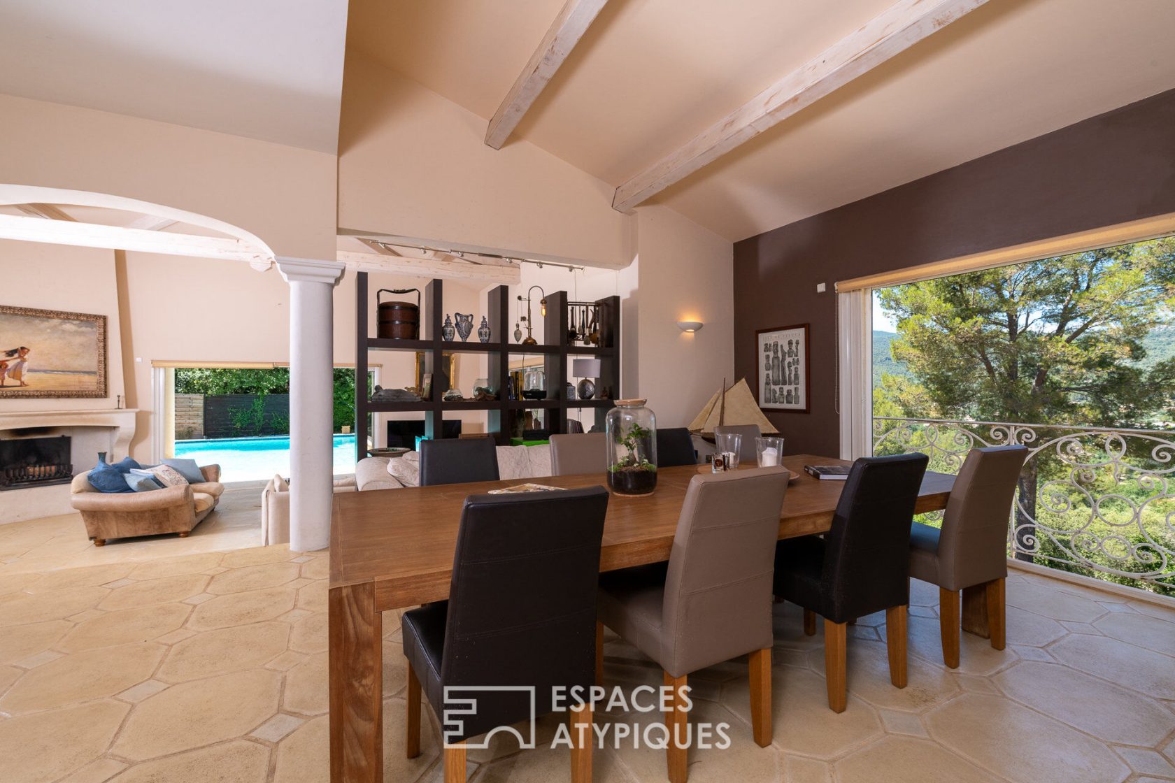 Contemporary house large volumes 250 m2 on 5000 m