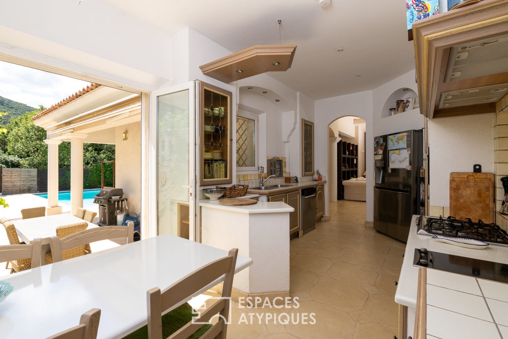 Contemporary house large volumes 250 m2 on 5000 m