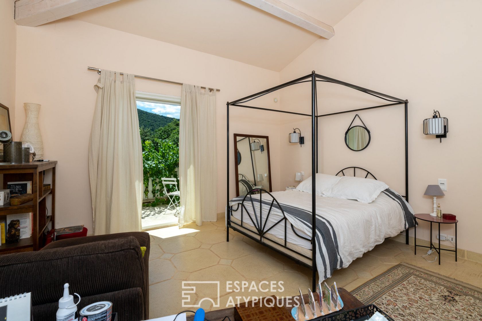 Contemporary house large volumes 250 m2 on 5000 m