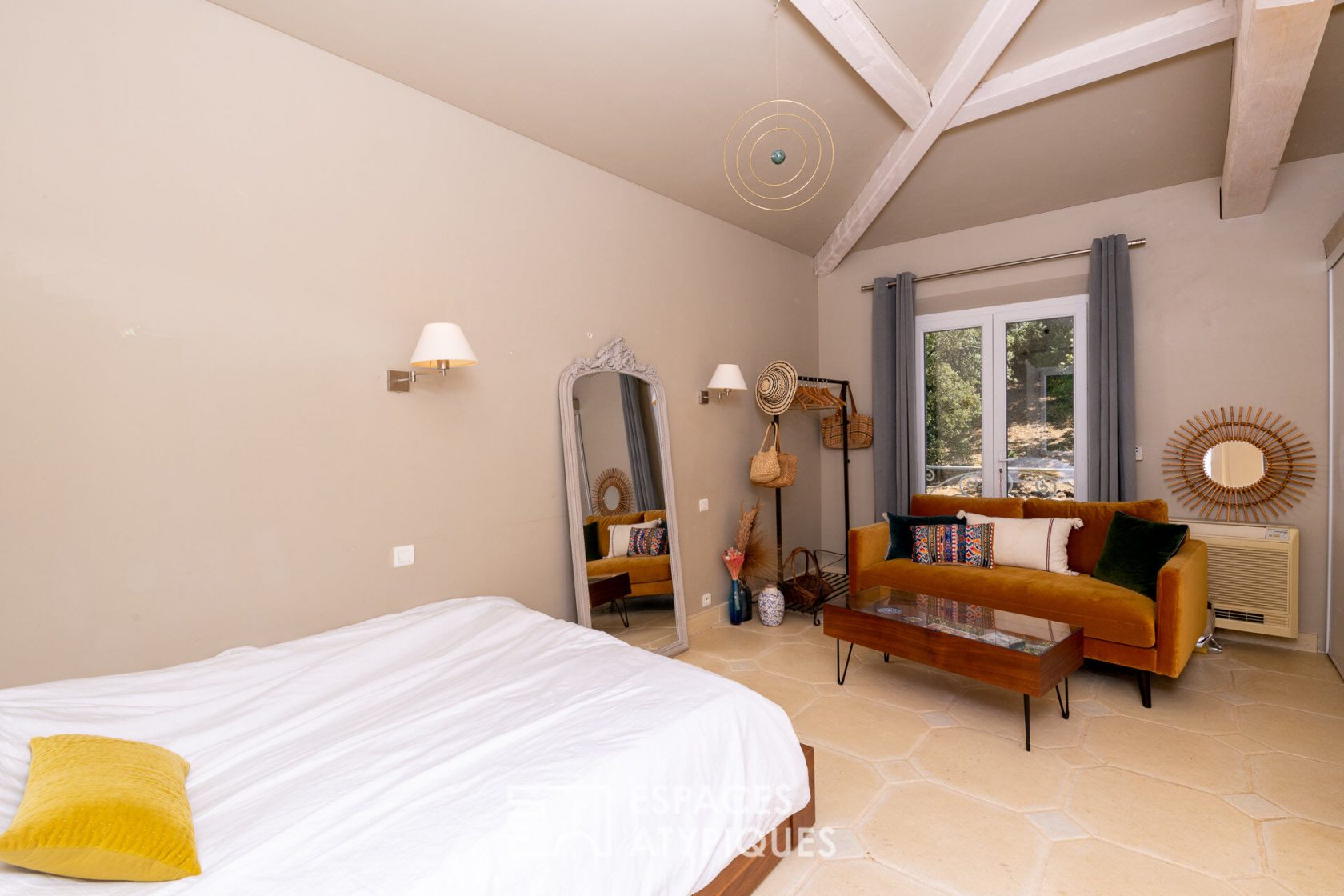 Contemporary house large volumes 250 m2 on 5000 m