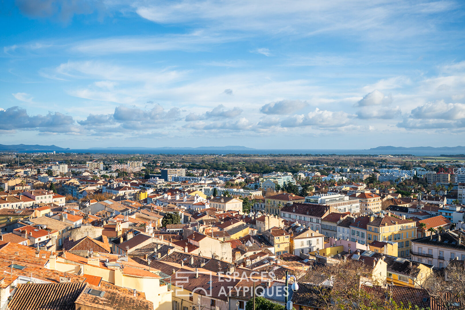 Appartement dans le centre historique d’Hyères avec une vue mer lointaine