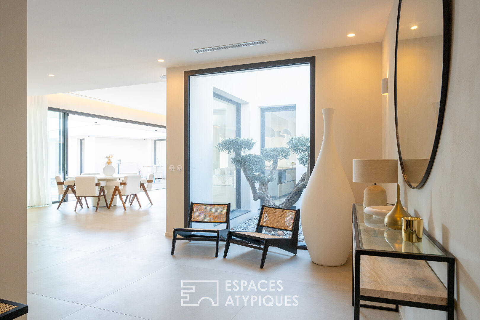 Single-storey architect-designed villa in Californian style