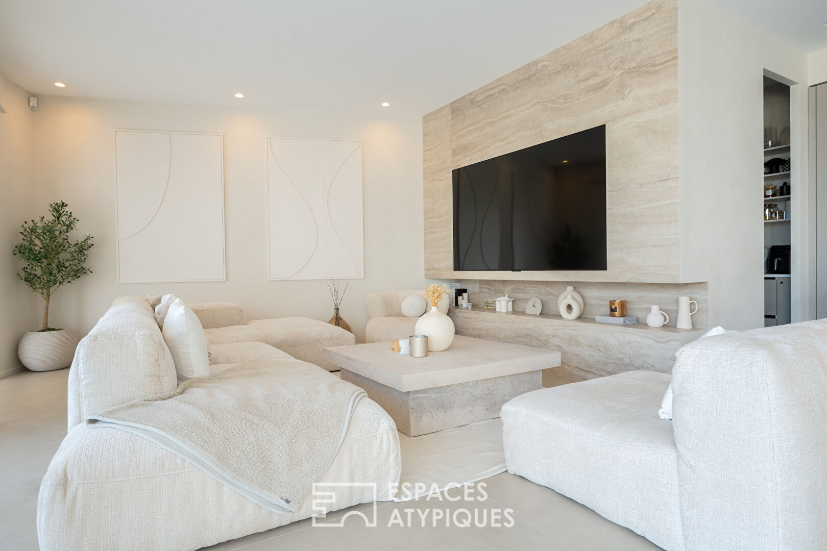 Single-storey architect-designed villa in Californian style