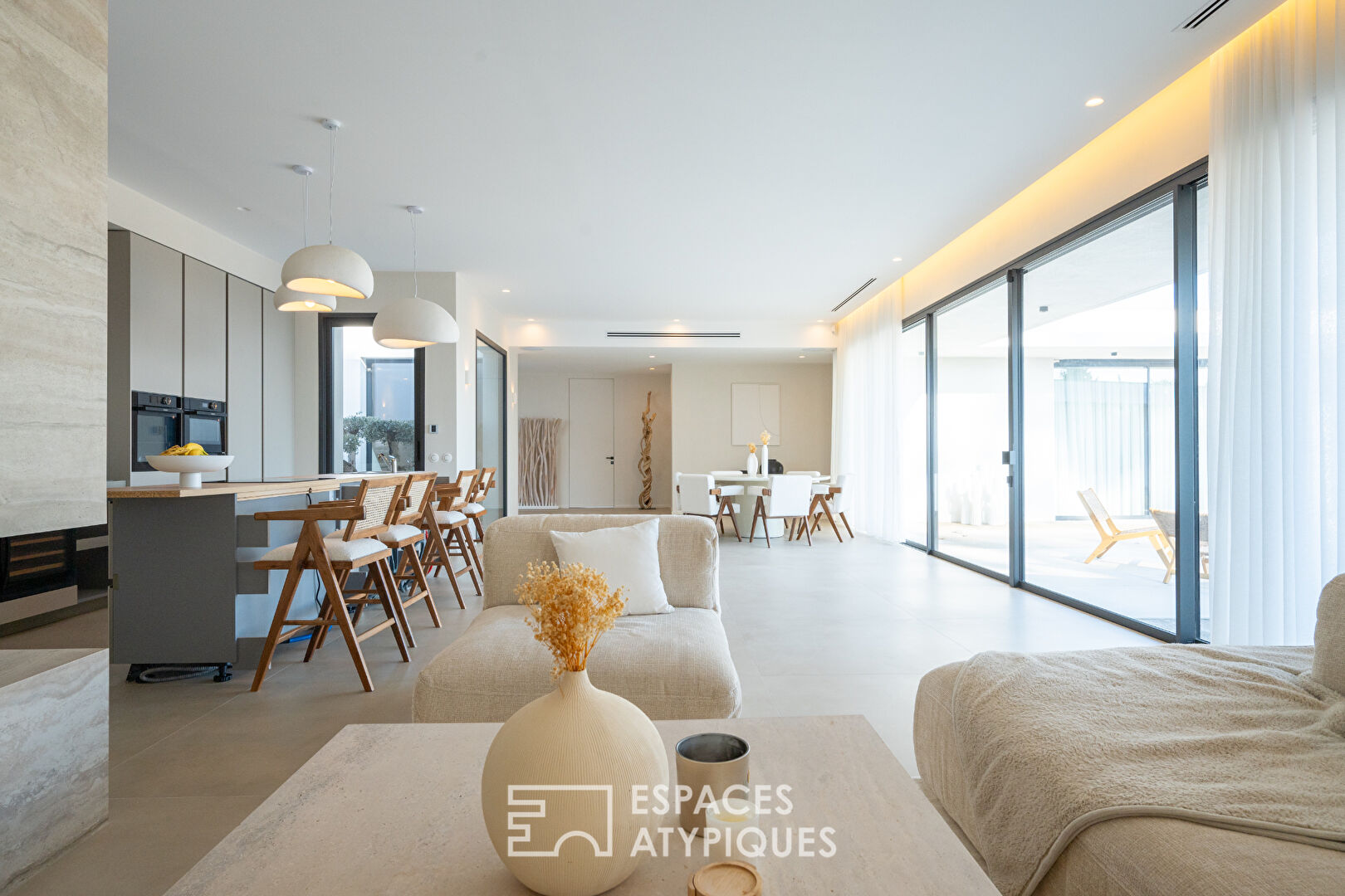 Single-storey architect-designed villa in Californian style