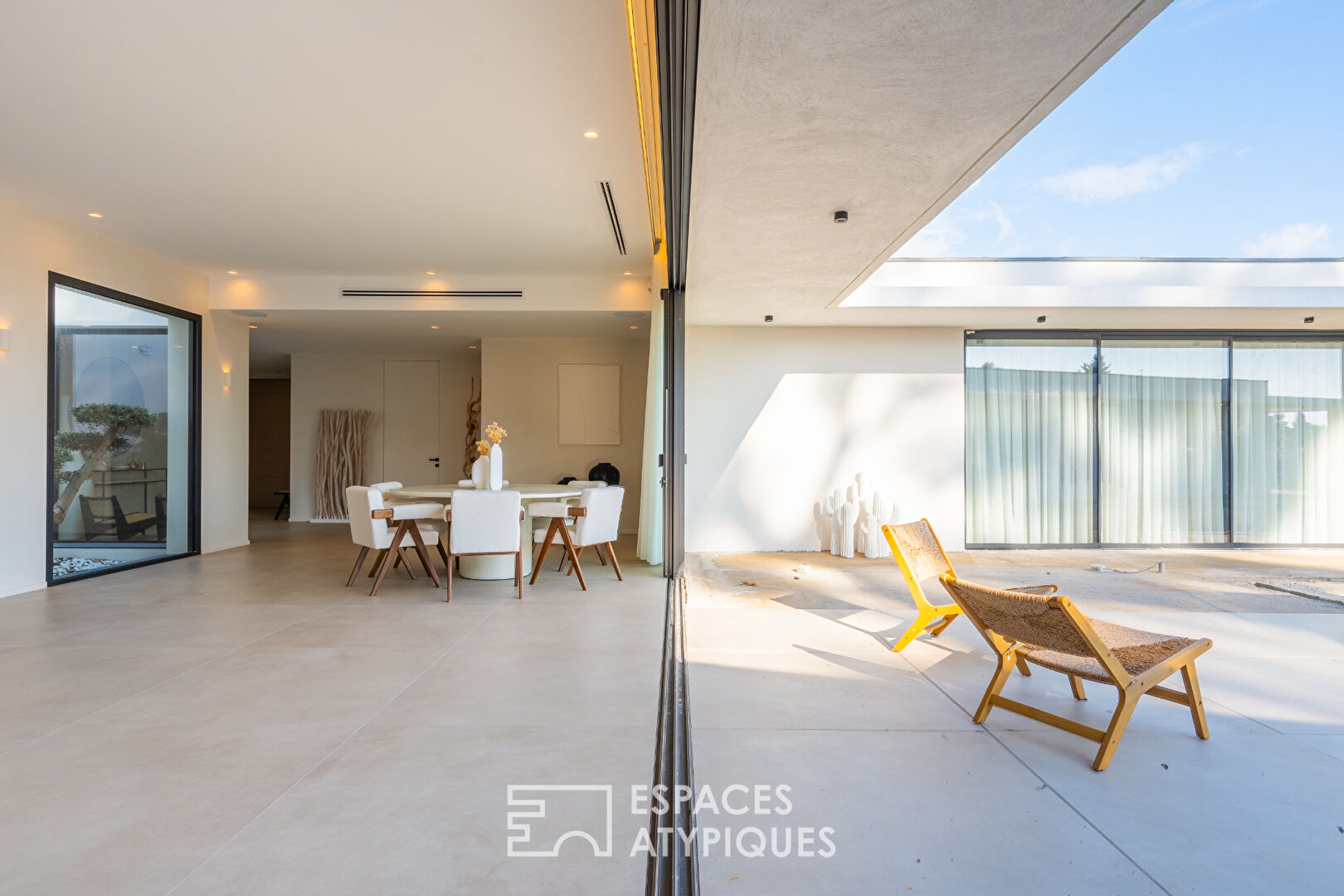 Single-storey architect-designed villa in Californian style