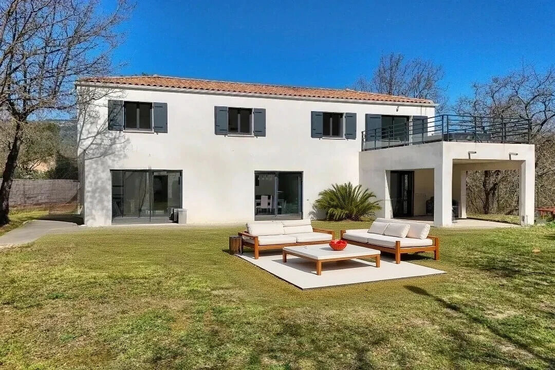 Contemporary villa with its vast wooded grounds in Solliès-Toucas