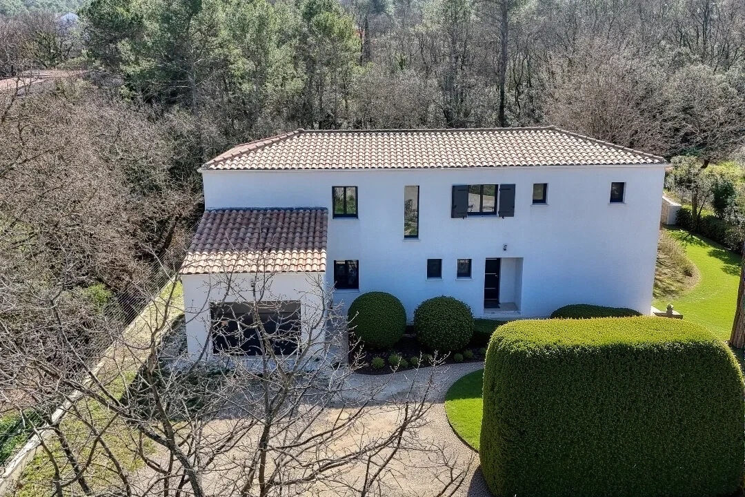 Contemporary villa with its vast wooded grounds in Solliès-Toucas