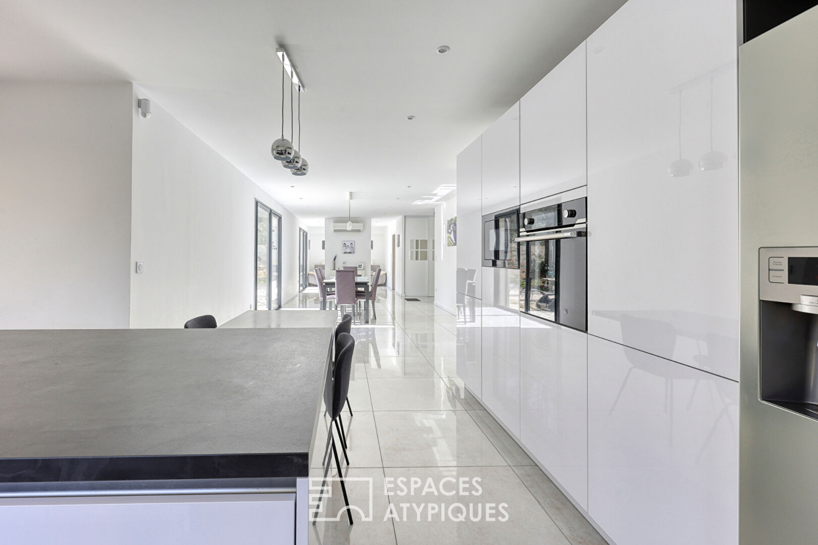 Contemporary villa with its vast wooded grounds in Solliès-Toucas