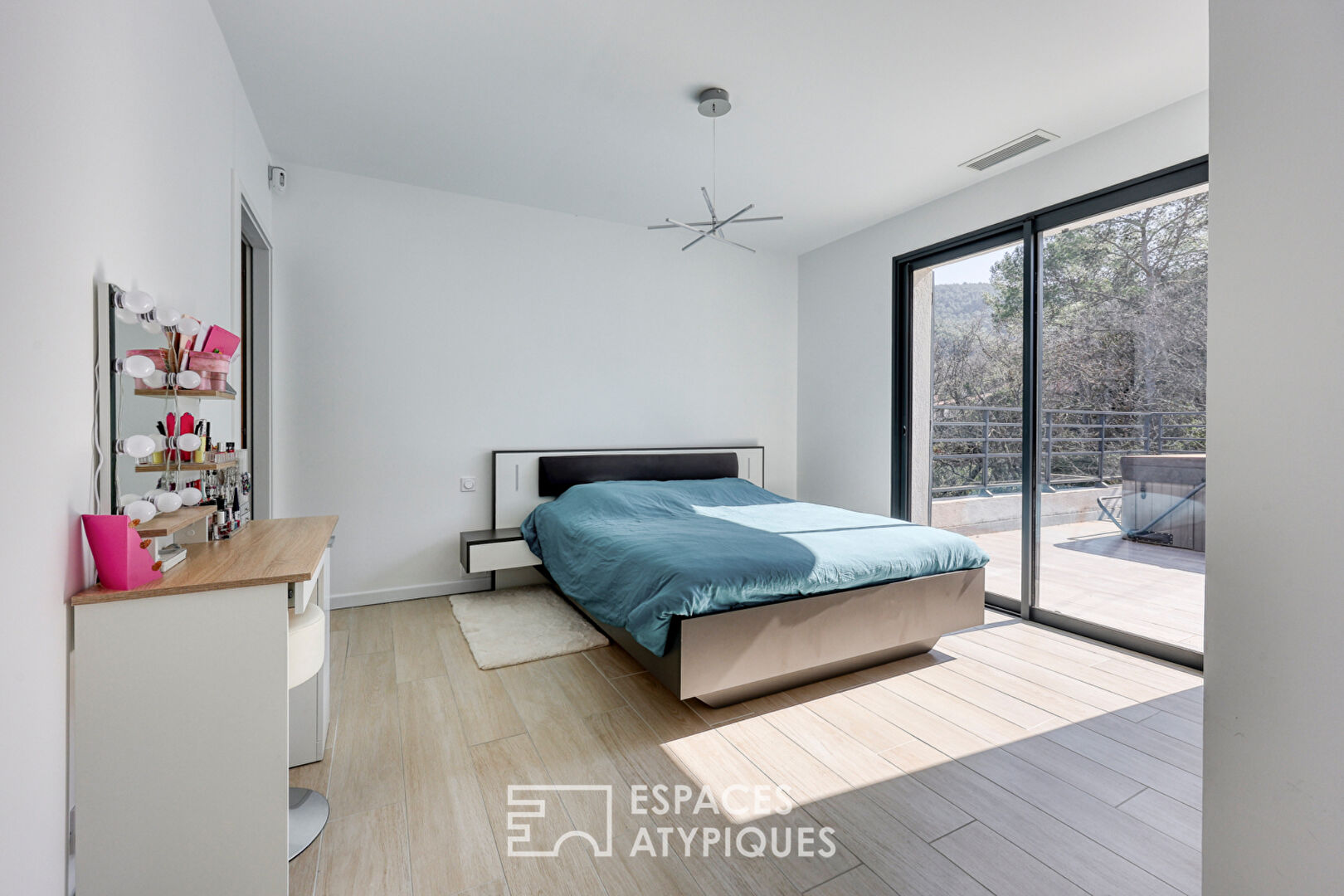 Contemporary villa with its vast wooded grounds in Solliès-Toucas