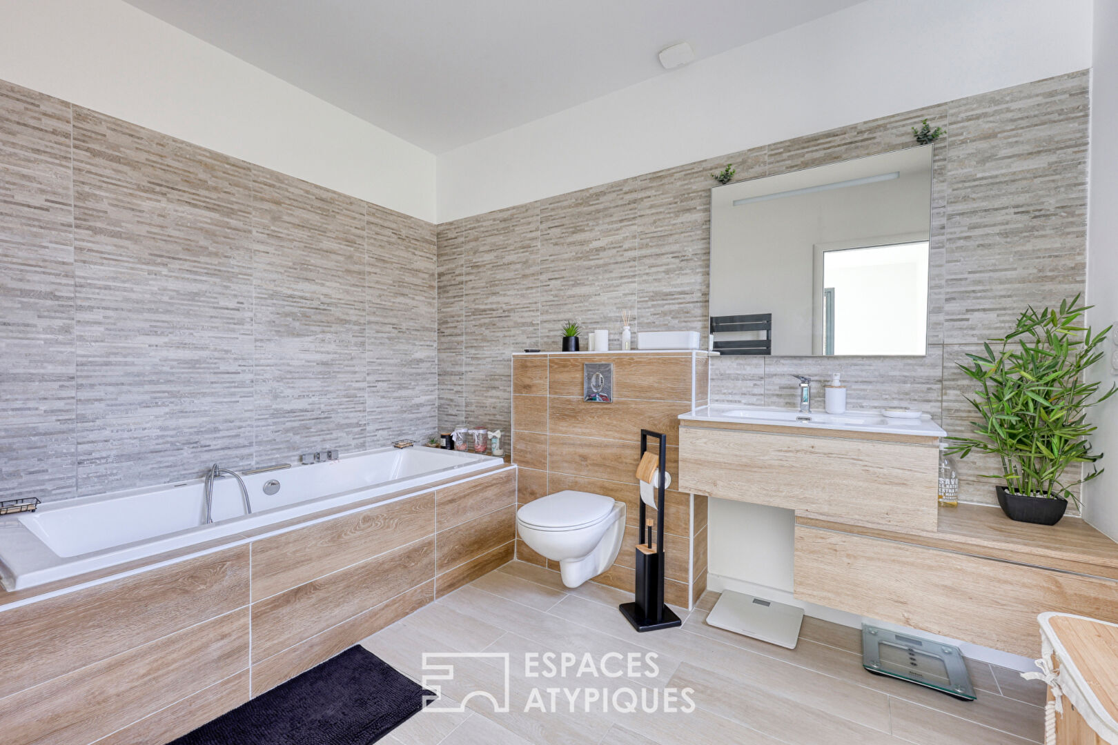 Contemporary villa with its vast wooded grounds in Solliès-Toucas