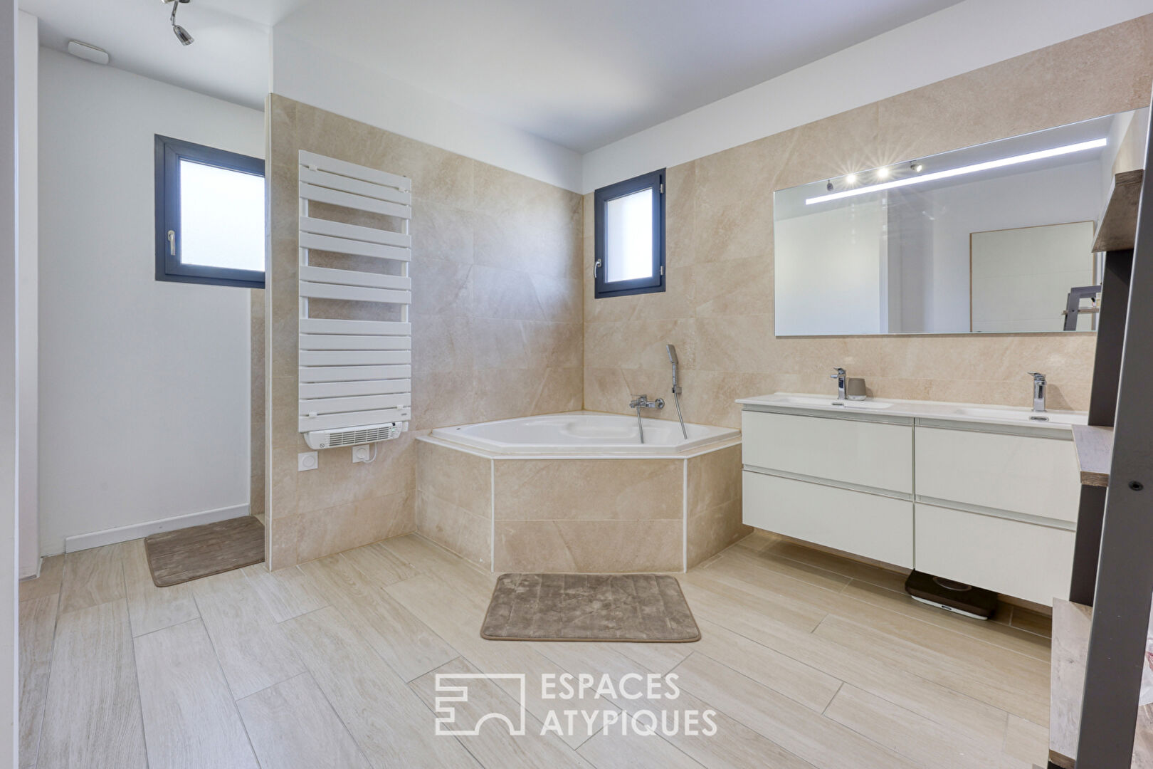 Contemporary villa with its vast wooded grounds in Solliès-Toucas