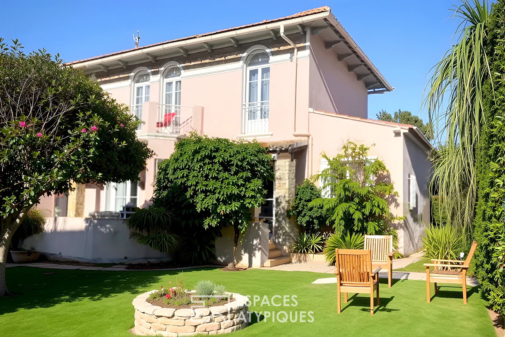 Exceptional villa with swimming pool in the heart of the city