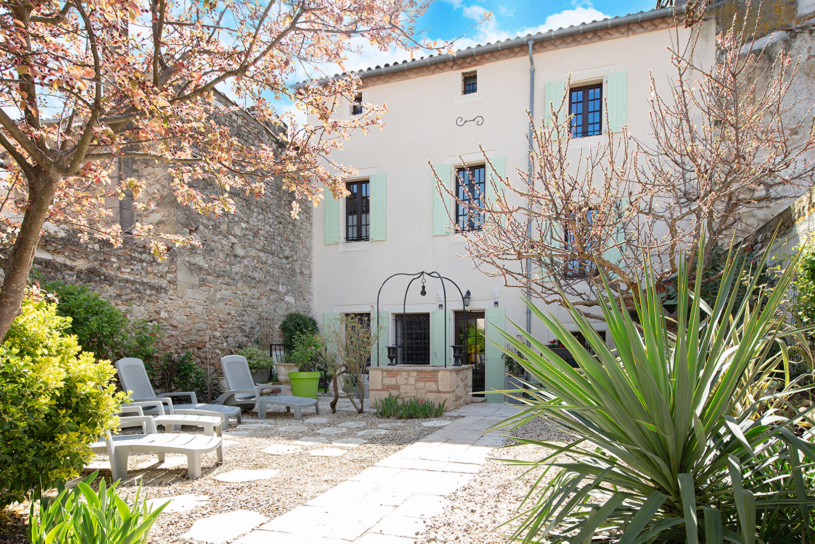 Character house with independent studio in the heart of the village