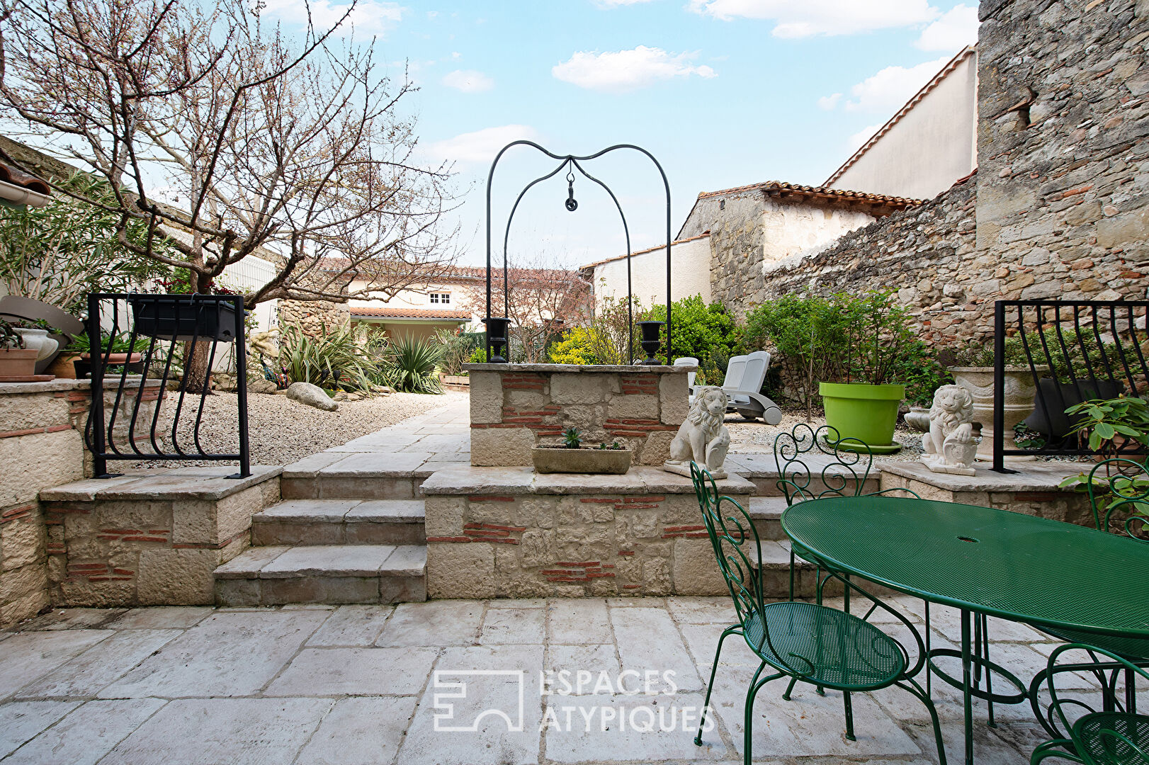 Character house with independent studio in the heart of the village
