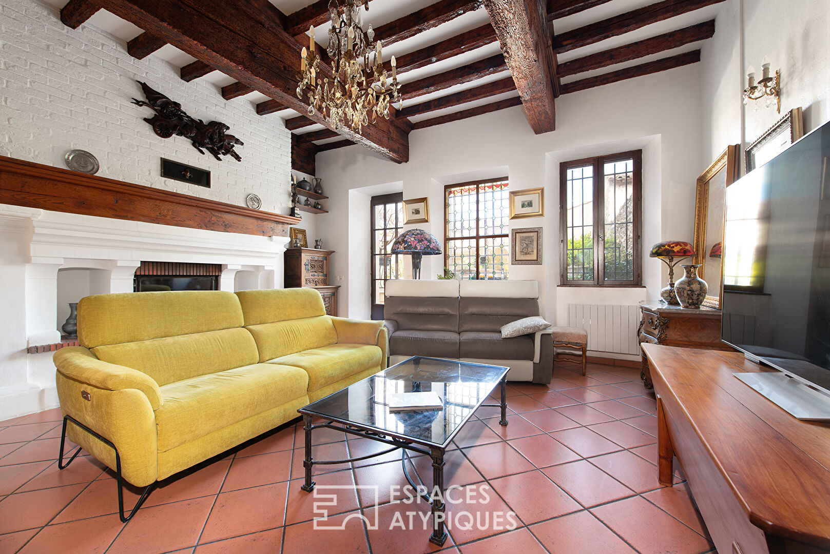 Character house with independent studio in the heart of the village
