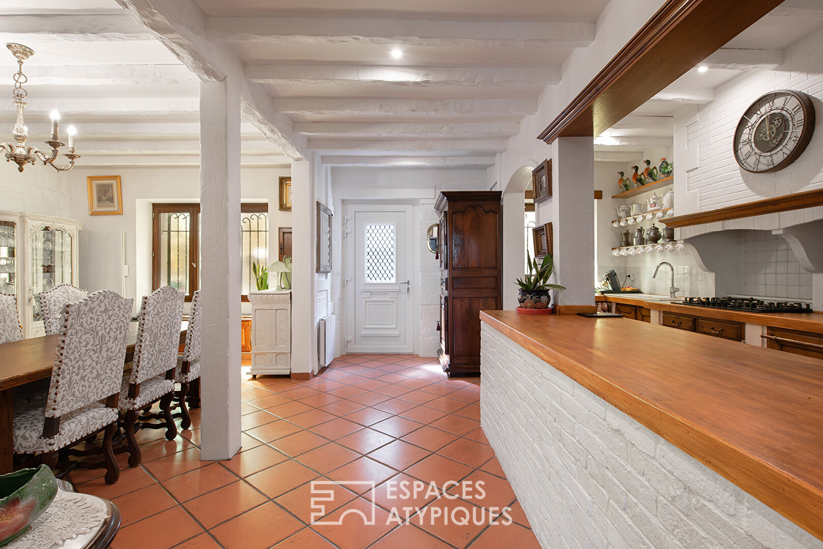 Character house with independent studio in the heart of the village