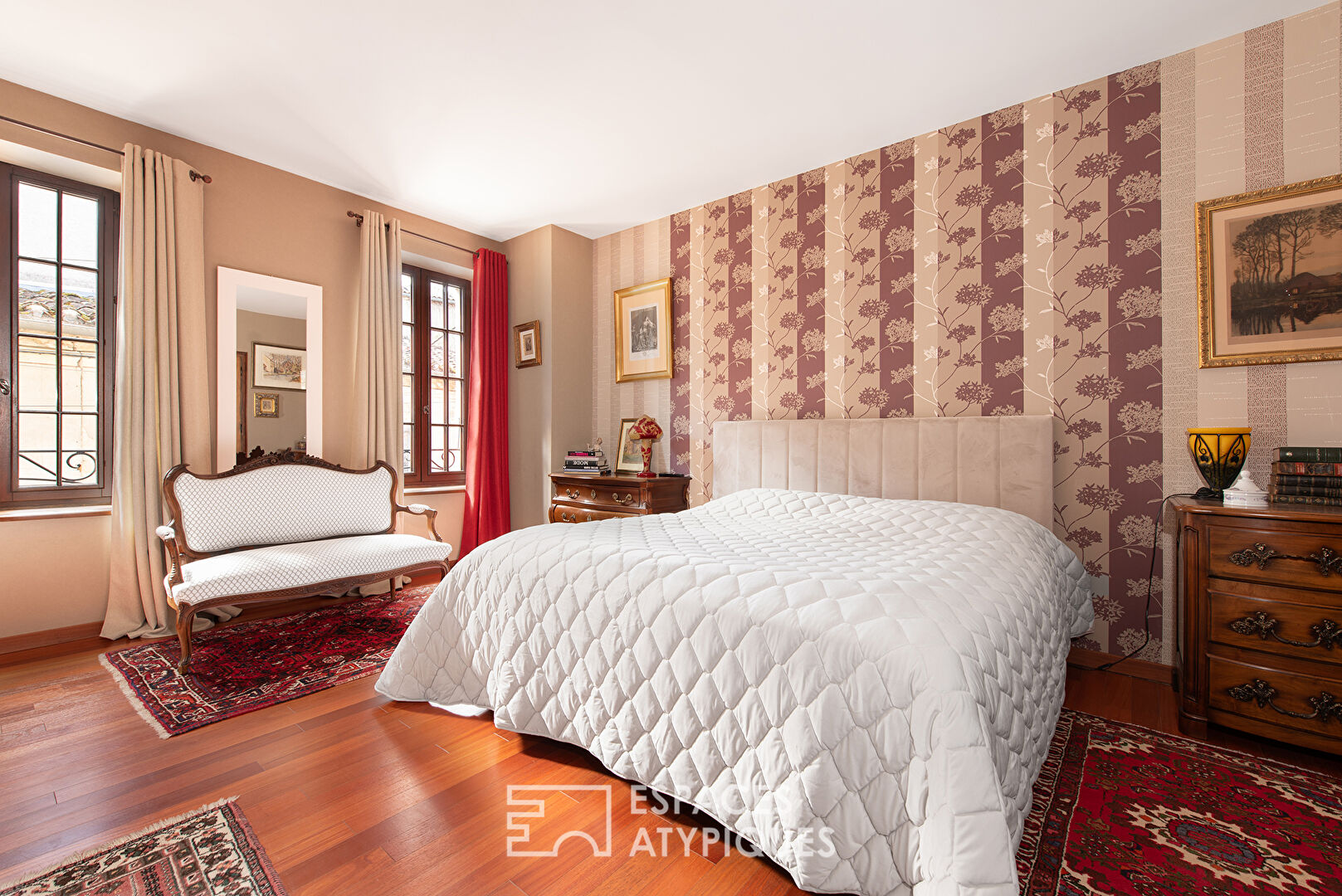 Character house with independent studio in the heart of the village
