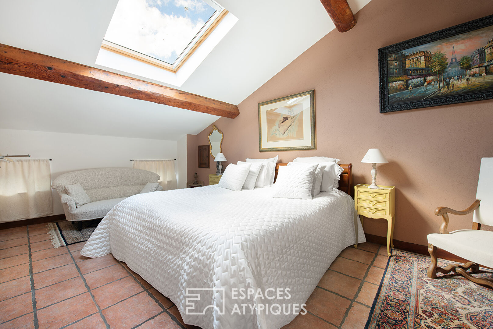 Character house with independent studio in the heart of the village