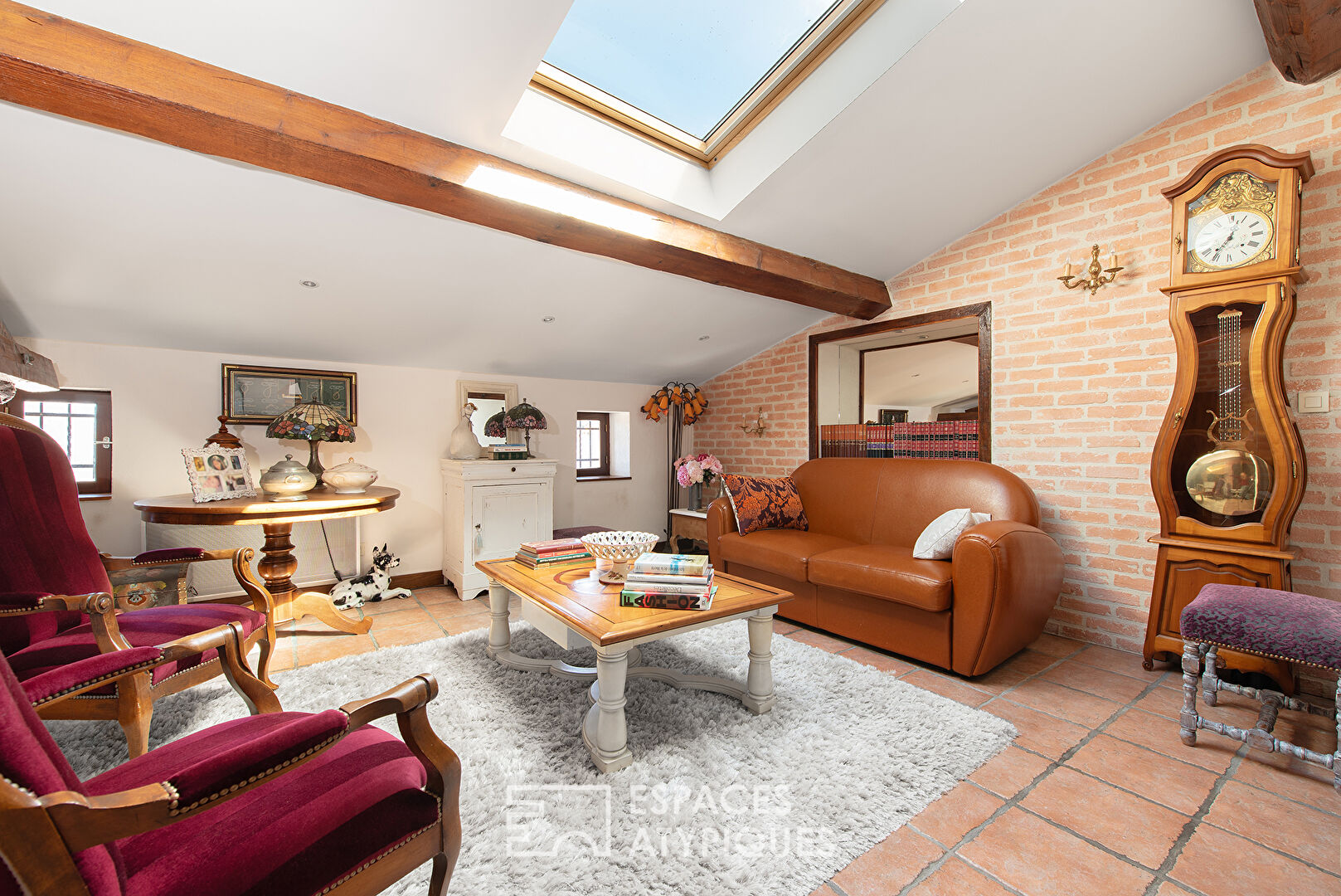 Character house with independent studio in the heart of the village