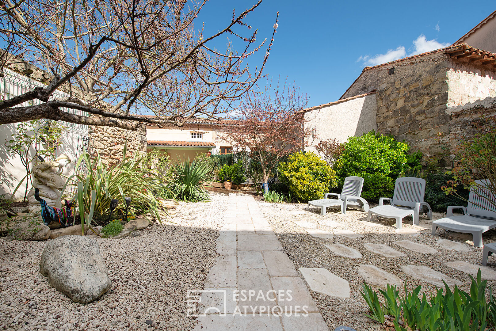 Character house with independent studio in the heart of the village