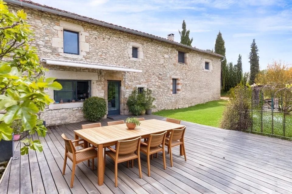 Entre forêt et prairie, bâtisse de charme avec piscine à deux pas de Gaillac.