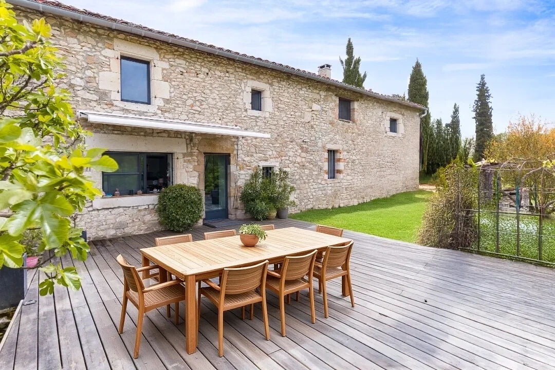 Between forest and meadow, charming building with swimming pool a stone’s throw from Gaillac.