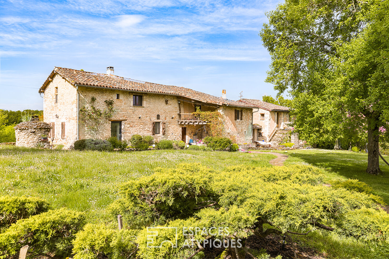 Between forest and meadow, charming building with swimming pool a stone’s throw from Gaillac.