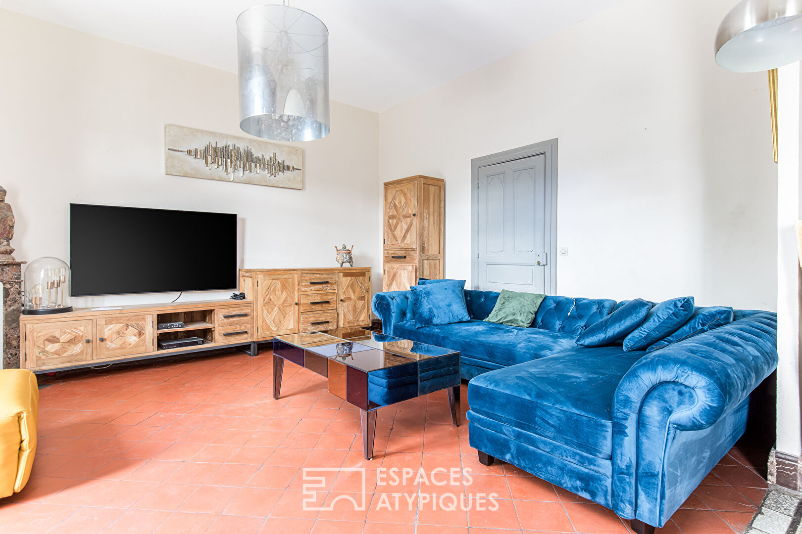 Mansion with swimming pool