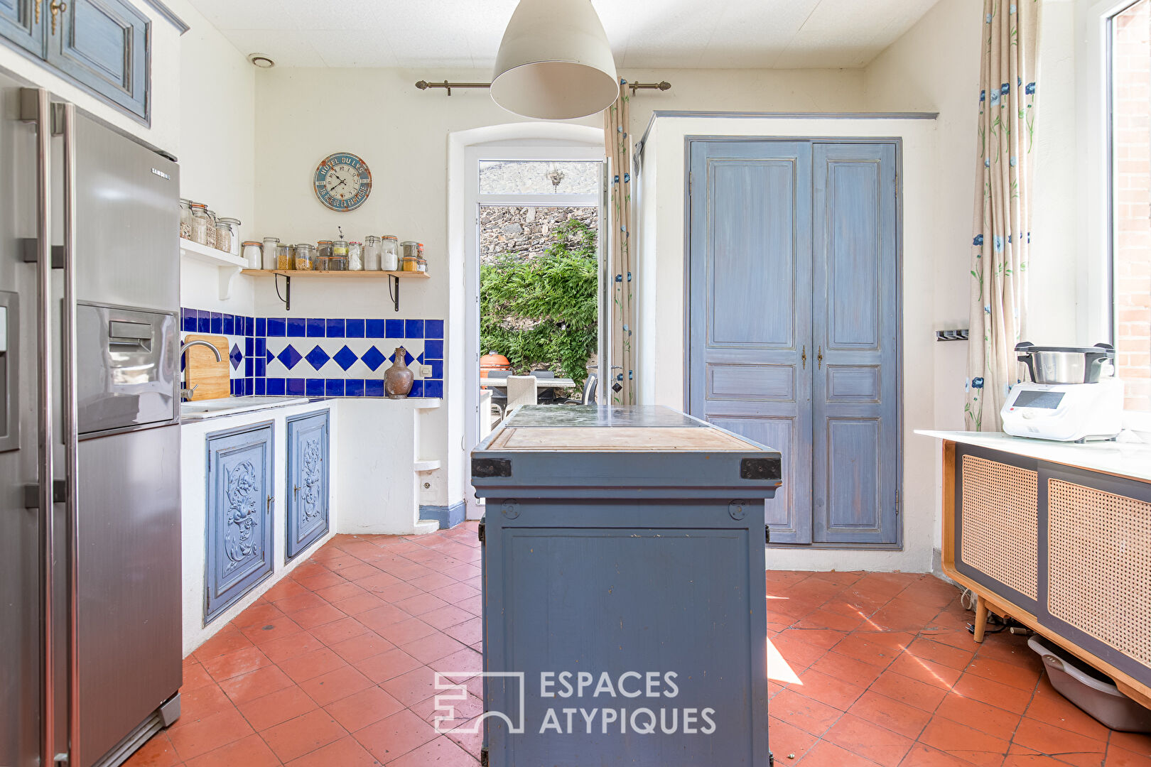 Mansion with swimming pool