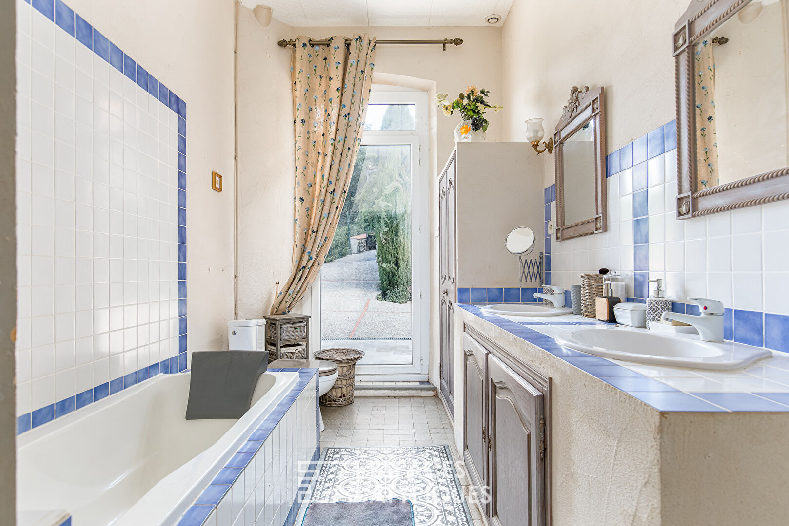 Mansion with swimming pool