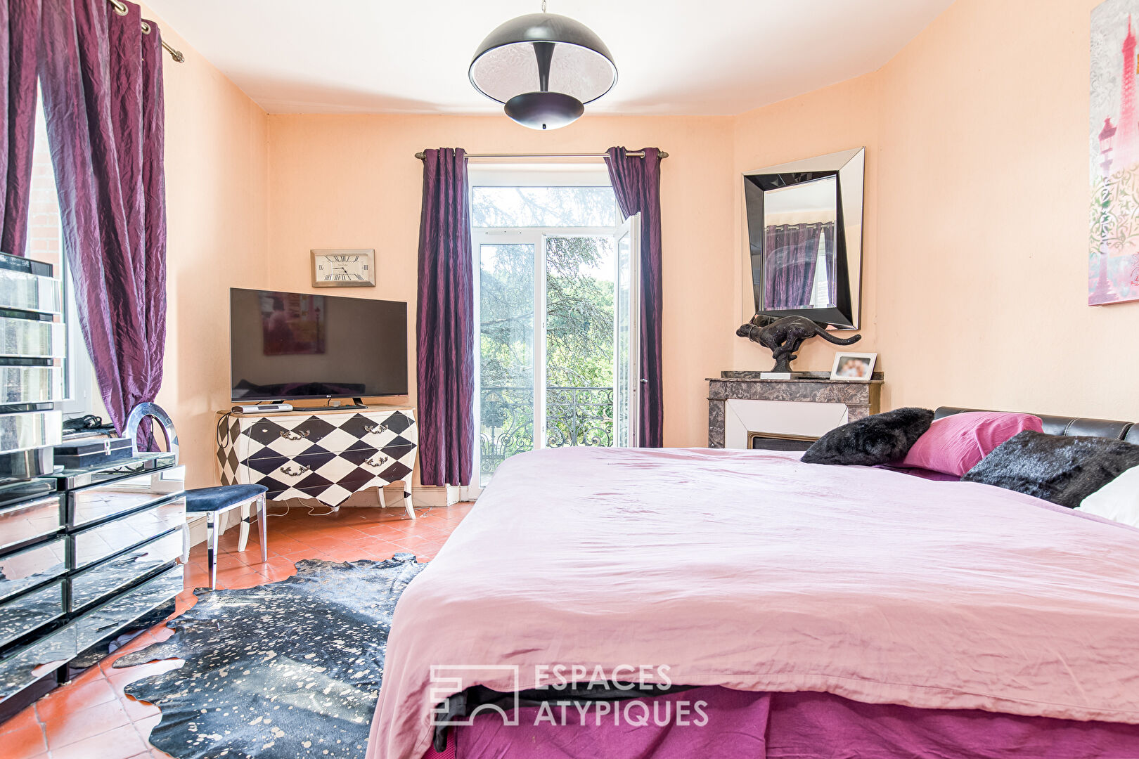 Mansion with swimming pool