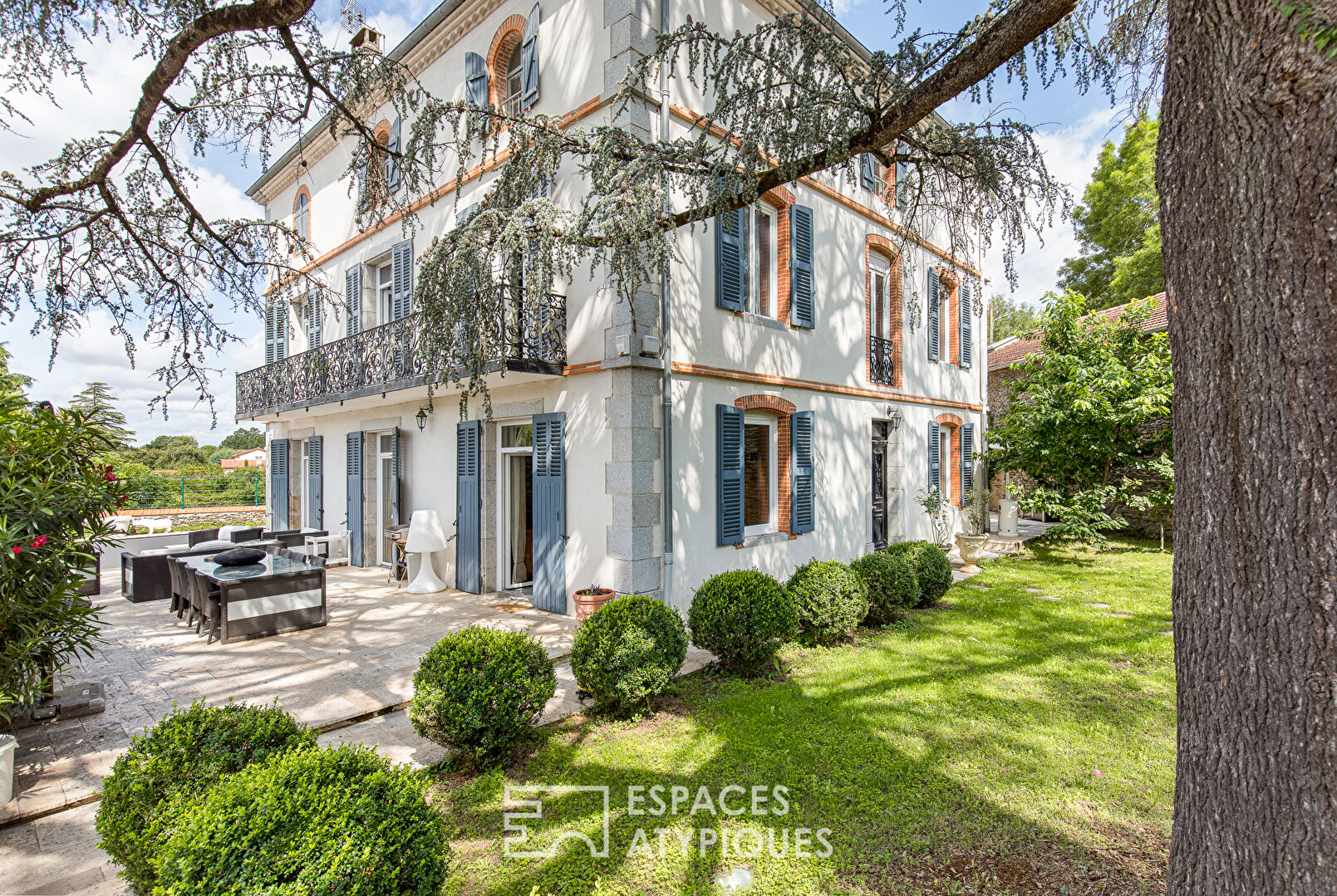 Mansion with swimming pool