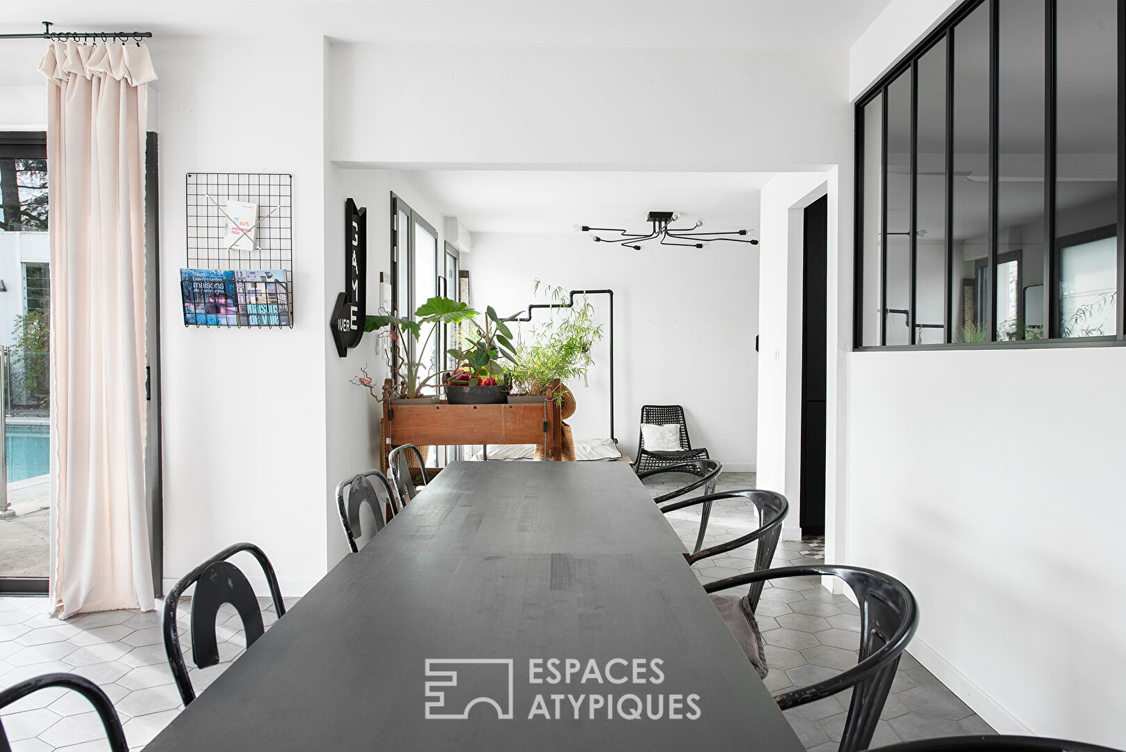 Contemporary architect-designed villa with swimming pool in ALBI