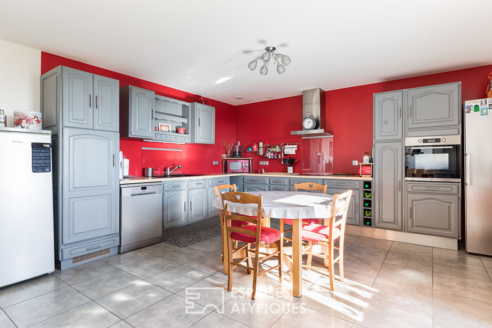 Ensemble immobilier en pierres dans la campagne tarnaise