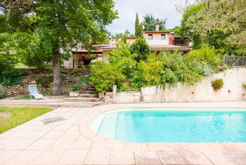 Maison de charme avec piscine dans un écrin de verdure à CUNAC