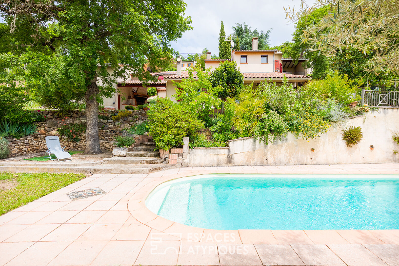Maison de charme avec piscine dans un écrin de verdure à CUNAC