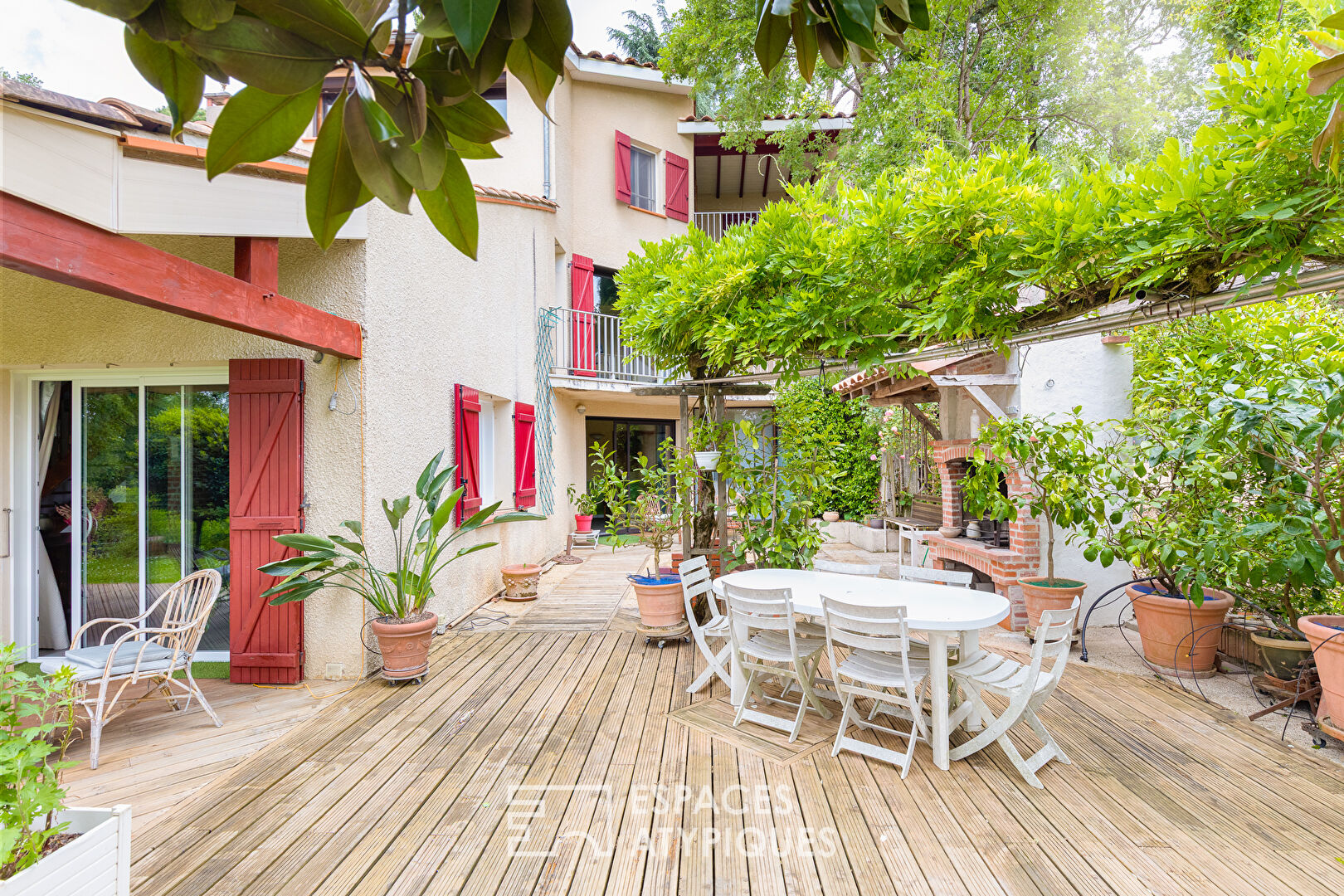 Maison de charme avec piscine dans un écrin de verdure à CUNAC